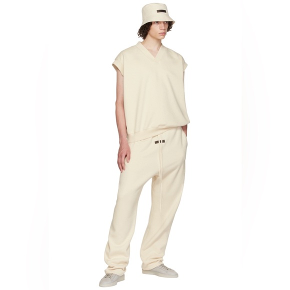 BNWT Men’s Fear of God Essentials Relaxed Sweatpant
Egg Shell XXL & XL - Picture 8 of 13